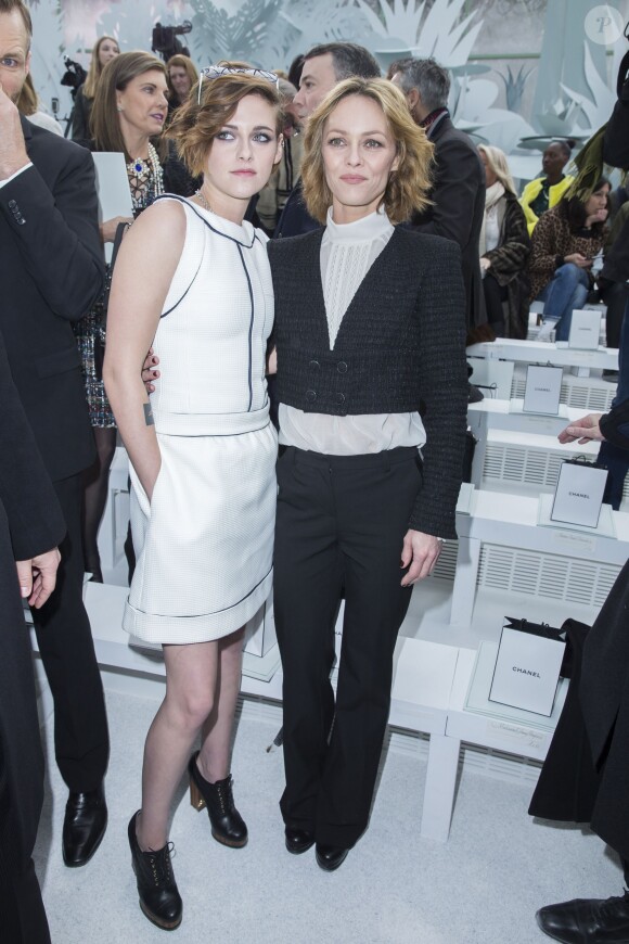 Kristen Stewart et Vanessa Paradis - People au défilé de mode "Chanel", collection Haute Couture printemps-été 2015/2016, au Grand Palais à Paris. Le 27 janvier 2015