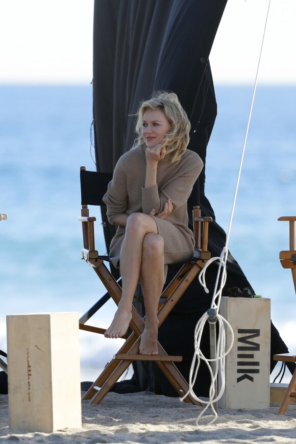 Naomi Watts en plein shooting pour Sportscraft sur une plage de Malibu. Le 14 janvier 2015.