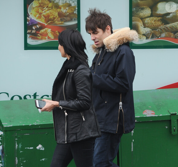 Liam Gallagher et Debbie Gwyther se promènent dans les rues de Londres, le 6 janvier 2014. Le rockeur aurait présenté sa compagne à sa mère durant les fêtes de Noël qu'il a passées à Manchester.