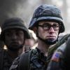 Joseph Gordon-Levitt se dévoile dans la peau d'Edward Snowden pour la première image officielle du biopic que réalisera Oliver Stone.