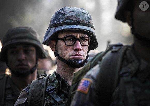 Joseph Gordon-Levitt se dévoile dans la peau d'Edward Snowden pour la première image officielle du biopic que réalisera Oliver Stone.