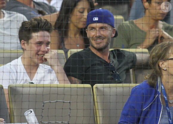 Brooklyn Beckham et David Beckham - David Beckham et 3 ses fils Brooklyn, Romeo and Cruz assistent au match de baseball des Los Angeles Dodgers au Dodger stadium à Los Angeles, le 1er août 2014. Ils passent une soirée entre garçons.