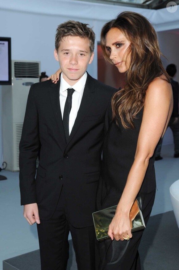 Victoria Beckham habillee en Martin Margiela et son fils Brooklyn Beckham - People a la ceremonie annuelle des "Glamour Women of the Year Awards" a Londres, le 4 Juin 2013.