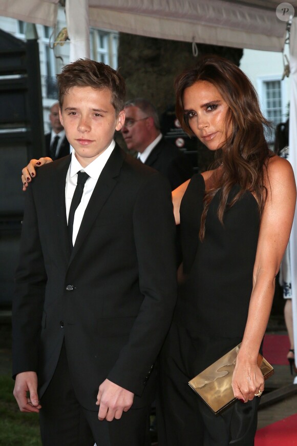 Victoria Beckham habillee en Martin Margiela et son fils Brooklyn - People a la ceremonie annuelle des "Glamour Women of the Year Awards" a Londres, le 4 Juin 2013. June 4, 2013 -