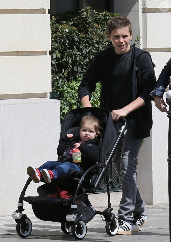 Exclusif - Prix Special - Brooklyn Beckham et sa soeur Harper se promenent dans les rues de Paris le 4 mai 2013.