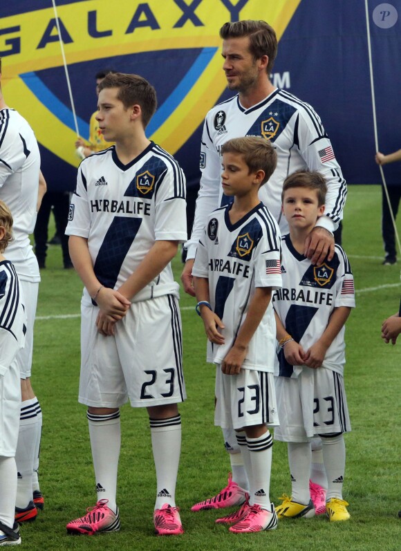 David Beckham pose avec ses fils Brooklyn, Cruz et Romeo - David Beckham fait ses adieux a son club des 'LA Galaxy' apres leur victoire a Carson, USA le 1er Decembre 2012. L'anglais a fini samedi un bail de cinq ans et demi avec les Los Angeles Galaxy sur son deuxieme titre consecutif de champion de la Ligue nord-americaine de football (MLS).