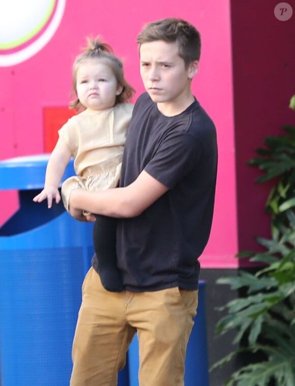 Victoria Beckham et ses enfants Brooklyn, Romeo, Cruz et Harper se promenent a Universal City, le 4 novembre 2012. Cruz fait de l'aerokart (vol en soufflerie).