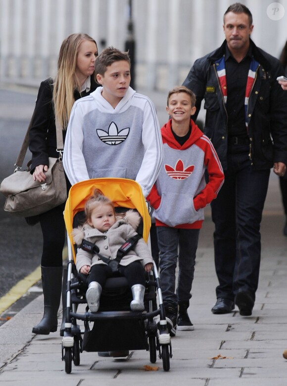 Exclusif - Brooklyn, Romeo et Cruz Beckham se promenent avec Harper dans les rues de Londres, le 23 novembre 2012.