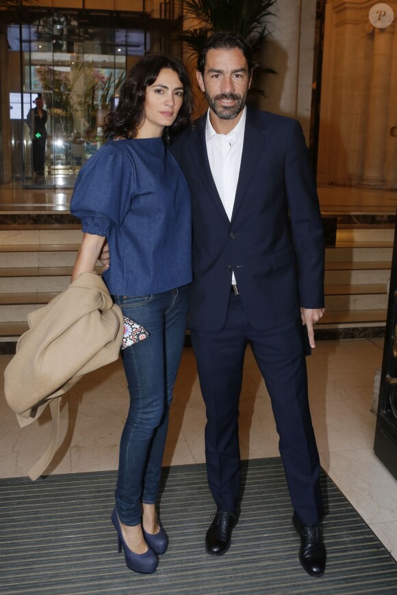 Jessica et Robert Pirès arrivent à l'hôtel Westin pour assister au défilé Roland Mouret automne-hiver 2015-2016. Paris, le 5 mars 2015.