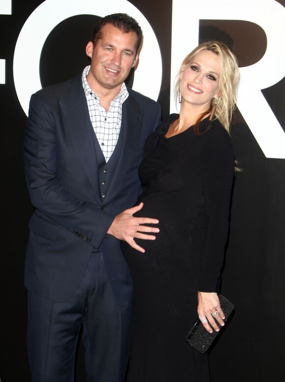Molly Sims enceinte et son mari Scott Stuber au défilé Tom Ford Automne/Hiver pour femme à Los Angeles, le 20 février 2015 