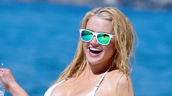 Anna Sophia Berglund : Le retour la playmate avec un petit air de Britney