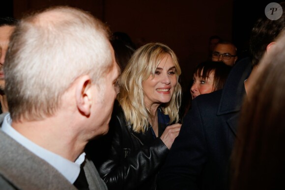 Emmanuelle Seigner emportée par un mouvement de foule causé par Jared Leto au défilé Balenciaga, collection prêt-à-porter automne-hiver 2015-2016, à Paris le 6 mars 2015.