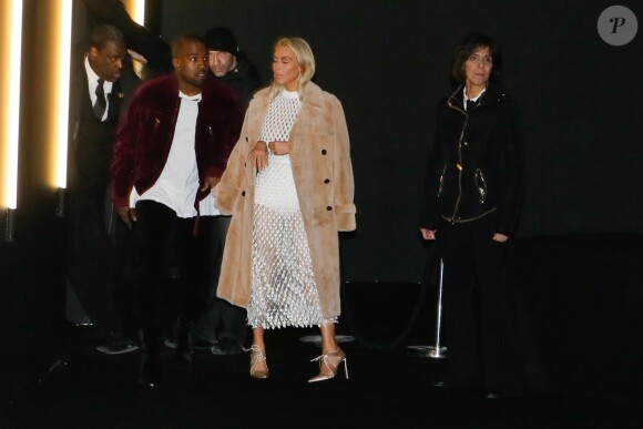 Kanye West et sa femme Kim Kardashian au défilé Balenciaga, collection prêt-à-porter automne-hiver 2015-2016, à Paris le 6 mars 2015.