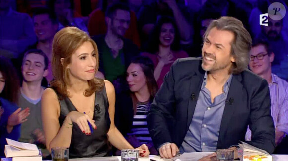 Léa Salamé (et sa robe en cuir) et Aymeric Caron, dans On n'est pas couché, le samedi 7 mars 2015.