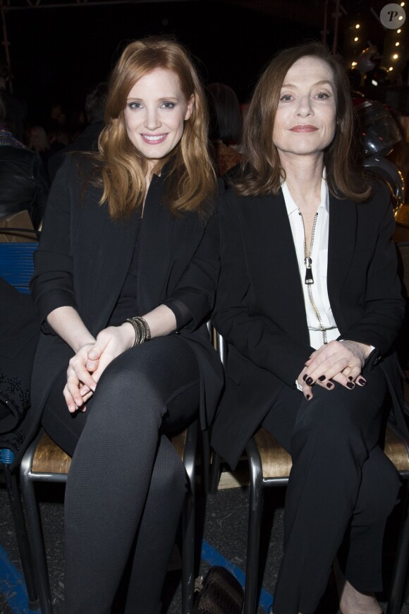 Jessica Chastain et Isabelle Huppert - People au défilé de mode Givenchy prêt-à-porter Automne-Hiver 2015-2016 à Paris le 8 mars 2015.