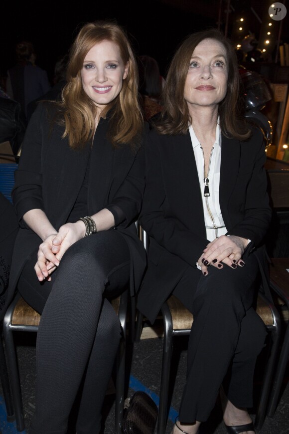 Jessica Chastain et Isabelle Huppert - People au défilé de mode Givenchy prêt-à-porter Automne-Hiver 2015-2016 à Paris le 8 mars 2015.
