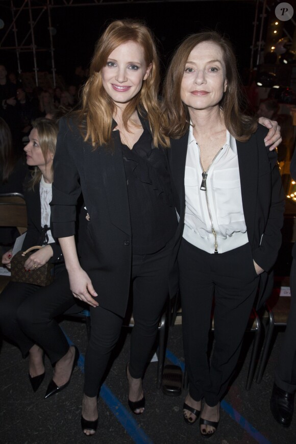 Jessica Chastain et Isabelle Huppert - People au défilé de mode Givenchy prêt-à-porter Automne-Hiver 2015-2016 à Paris le 8 mars 2015.