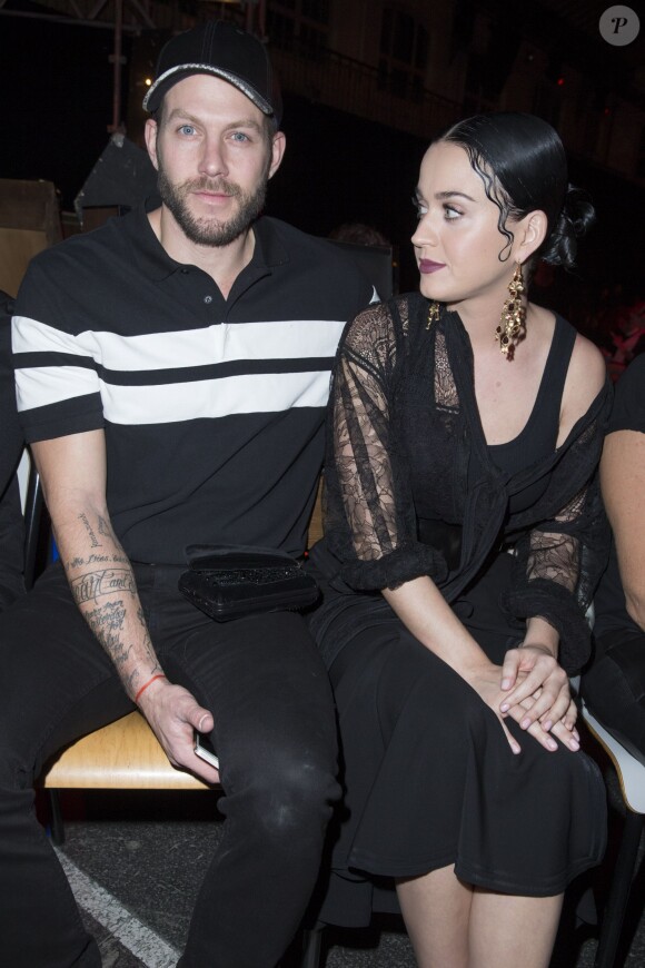 Johnny Wujek et singer Katy Perry - People au défilé de mode Givenchy prêt-à-porter Automne-Hiver 2015-2016 à Paris le 8 mars 2015.