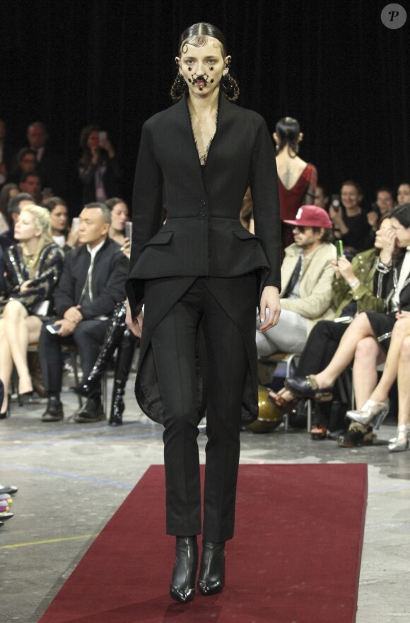 Défilé de mode Givenchy collection Automne-Hiver 2015-2016 lors de la fashion week à Paris, le 8 mars 2015.