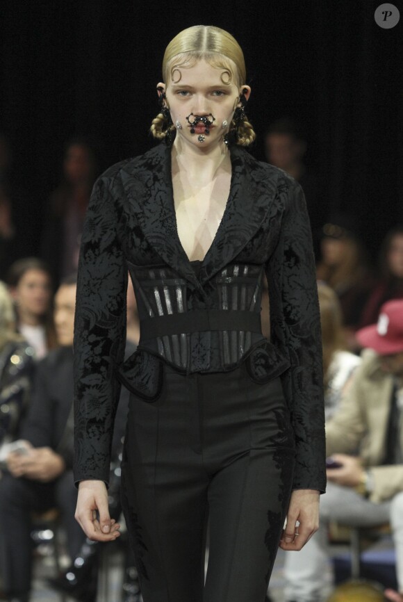 Défilé de mode Givenchy collection Automne-Hiver 2015-2016 lors de la fashion week à Paris, le 8 mars 2015.