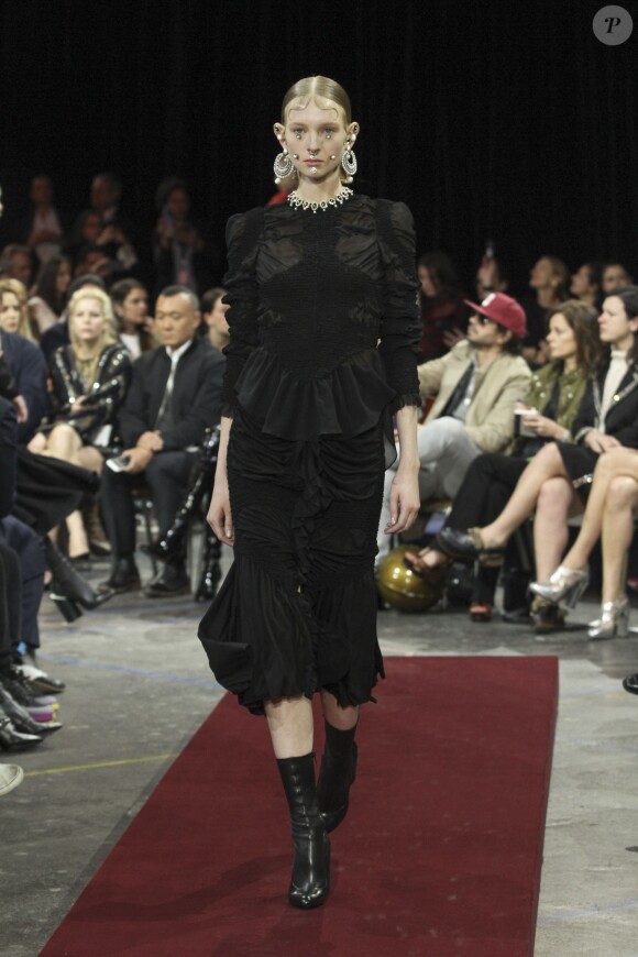 Défilé de mode Givenchy collection Automne-Hiver 2015-2016 lors de la fashion week à Paris, le 8 mars 2015.
