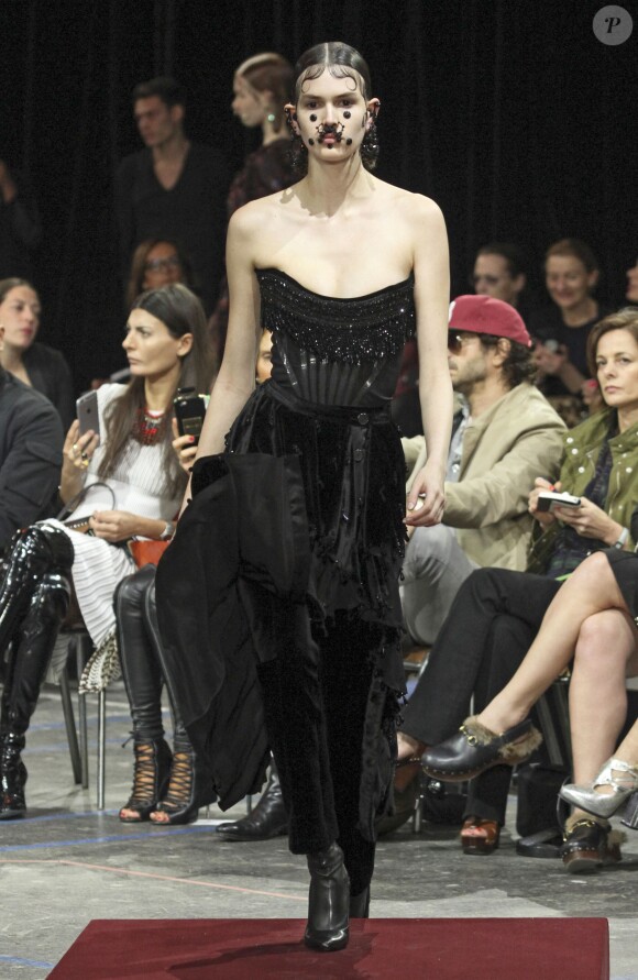 Défilé de mode Givenchy collection Automne-Hiver 2015-2016 lors de la fashion week à Paris, le 8 mars 2015.