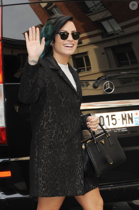Demi Lovato se promène dans les rues de Paris avant son concert. Le 21 novembre 2014 