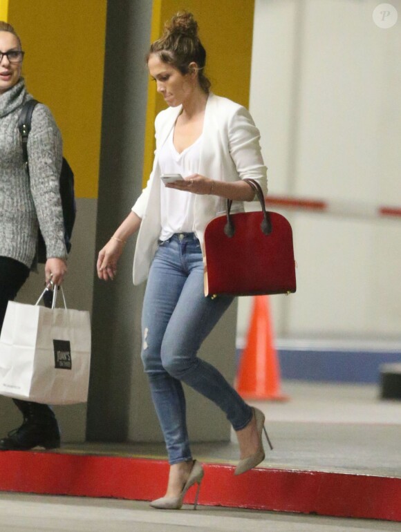 Exclusif - Jennifer Lopez se promène avec une amie à Studio City, le 5 février 2015.