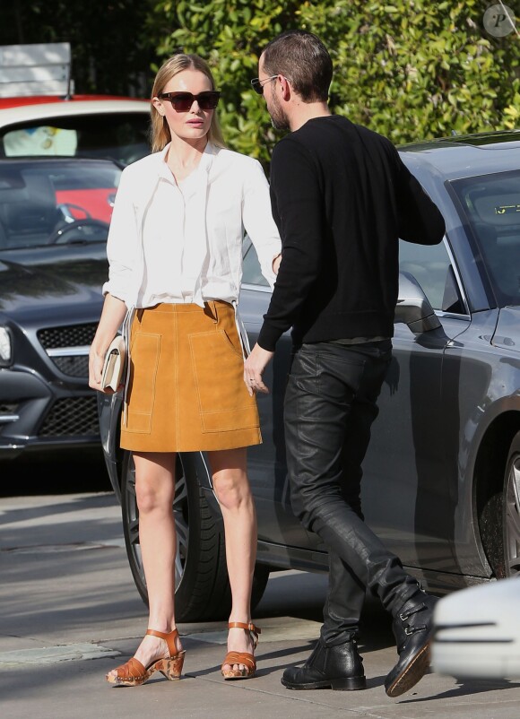 Kate Bosworth se promène dans les rues de Melrose avec son mari Michael Polish à Los Angeles, le 17 décembre 2014