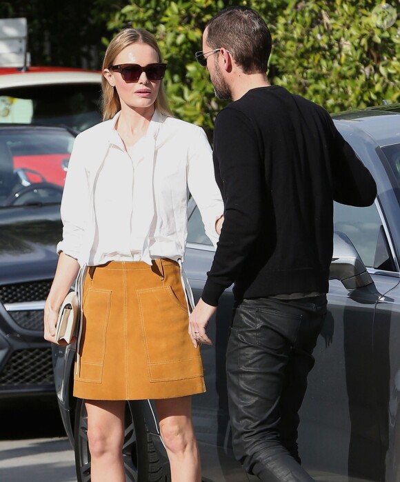 Kate Bosworth se promène dans les rues de Melrose avec son mari Michael Polish à Los Angeles, le 17 décembre 2014 
