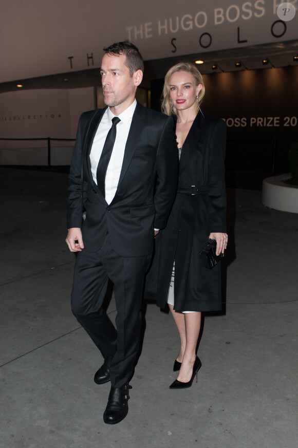 Kate Bosworth et son mari Michael Polish sortent du musée Guggenheim après la ceremonie de remise du "Hugo Boss Prize 2014" à New York, le 20 novembre 2014.