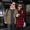 Kate Bosworth (manteau, chaussures, sac Coach) et son mari Michael Polish arrivent à l'aéroport de LAX à Los Angeles, le 30 octobre 2014 