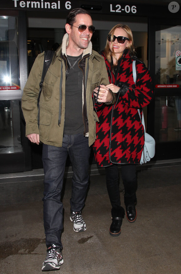 Kate Bosworth (manteau, chaussures, sac Coach) et son mari Michael Polish arrivent à l'aéroport de LAX à Los Angeles, le 30 octobre 2014 