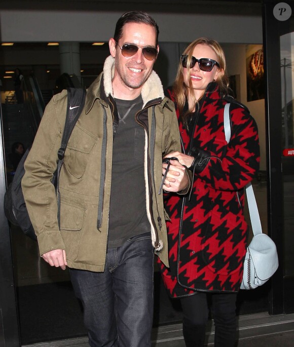 Kate Bosworth (manteau, chaussures, sac Coach) et son mari Michael Polish arrivent à l'aéroport de LAX à Los Angeles, le 30 octobre 2014 
