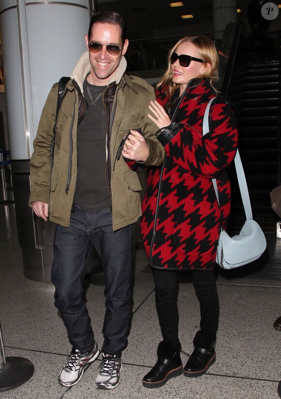 Kate Bosworth (manteau, chaussures, sac Coach) et son mari Michael Polish arrivent à l'aéroport de LAX à Los Angeles, le 30 octobre 2014