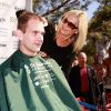Olivia Newton-John participe à une journée caritative "St. Baldricks's Day Headshaving" à Las Vegas, le 7 mars 2015 
