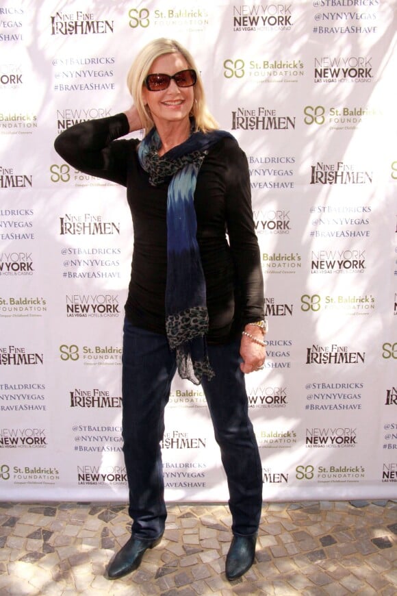 La chanteuse anglo-australienne Olivia Newton-John participe à une journée caritative "St. Baldricks's Day Headshaving" à Las Vegas, le 7 mars 2015