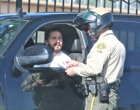 Exclusif - Shia LaBeouf se fait interpeller par un shérif alors qu'il venait de remonter à bord de sa voiture après avoir fait du shopping chez Giorgio Armani, à Beverly Hills le 3 février 2015.