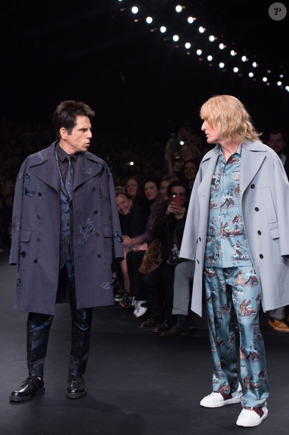 Ben Stiller et Owen Wilson défilent pour "Valentino", collection prêt-à-porter automne-hiver 2015/2016 pour annoncer Zoolander 2, à Paris le 10 mars 2015.