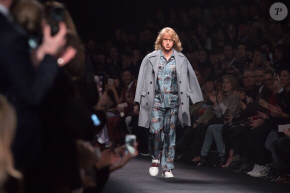 Owen Wilson défile pour "Valentino", collection prêt-à-porter automne-hiver 2015/2016 pour annoncer Zoolander 2, à Paris le 10 mars 2015.