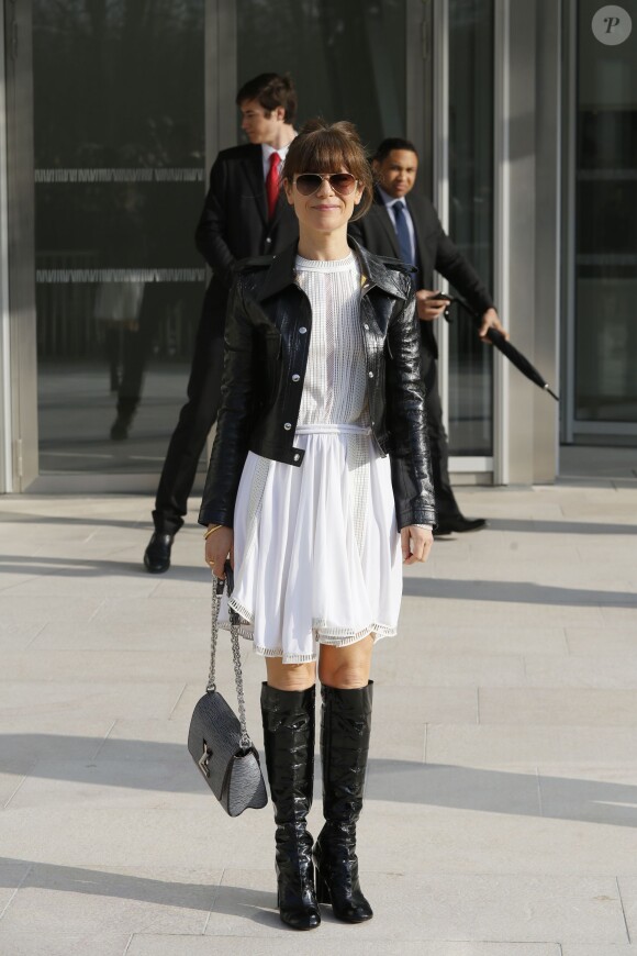 Marina Foïs arrive à la Fondation Louis Vuitton pour assister au défilé Louis Vuitton automne-hiver 2015-2016. Paris, le 11 mars 2015.