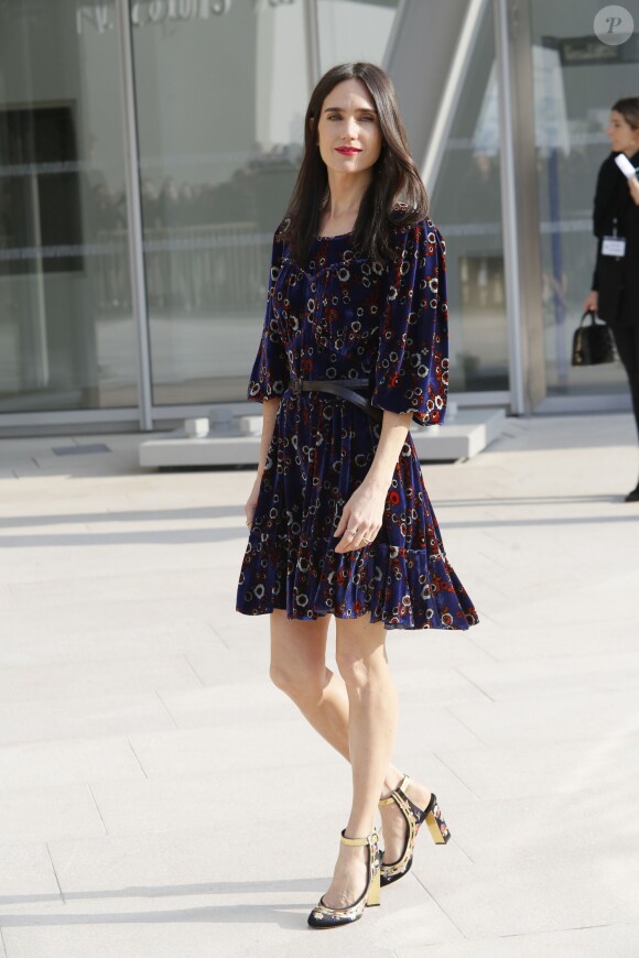Jennifer Connelly arrive à la Fondation Louis Vuitton pour assister au défilé Louis Vuitton automne-hiver 2015-2016. Paris, le 11 mars 2015.