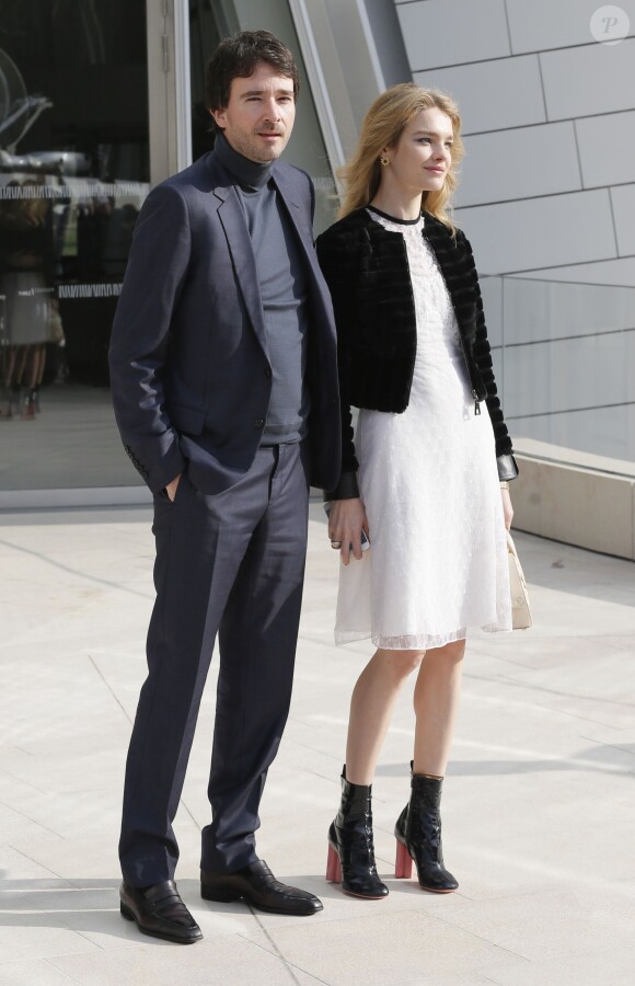 Natalia Vodianova et son compagnon Antoine Arnault arrivent à la Fondation Louis Vuitton pour assister au défilé Louis Vuitton automne-hiver 2015-2016. Paris, le 11 mars 2015.