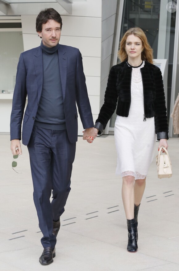 Antoine Arnault et sa compagne Natalia Vodianova quittent la Fondation Louis Vuitton à l'issue du défilé Louis Vuitton automne-hiver 2015-2016. Paris, le 11 mars 2015.