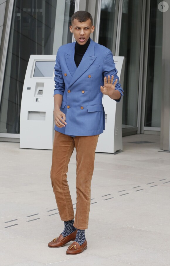 Stromae quitte la Fondation Louis Vuitton à l'issue du défilé Louis Vuitton automne-hiver 2015-2016. Paris, le 11 mars 2015.