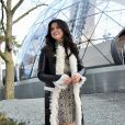 Selena Gomez arrive à la Fondation Louis Vuitton pour assister au défilé Louis Vuitton automne-hiver 2015-2016. Paris, le 11 mars 2015.
