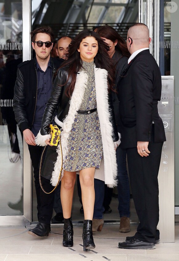 Selena Gomez quitte la Fondation Louis Vuitton à l'issue du défilé Louis Vuitton automne-hiver 2015-2016. Paris, le 11 mars 2015.