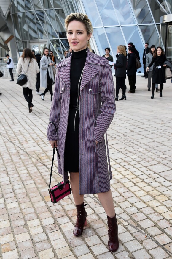Dianna Agron arrive à la Fondation Louis Vuitton pour assister au défilé Louis Vuitton automne-hiver 2015-2016. Paris, le 11 mars 2015.