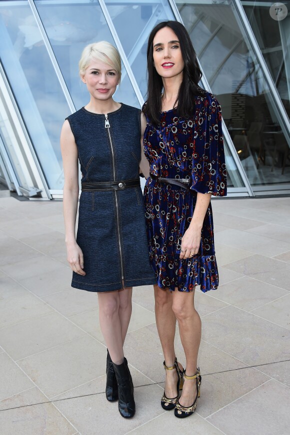 Michelle Williams et Jennifer Connelly arrivent à la Fondation Louis Vuitton pour assister au défilé Louis Vuitton automne-hiver 2015-2016. Paris, le 11 mars 2015.