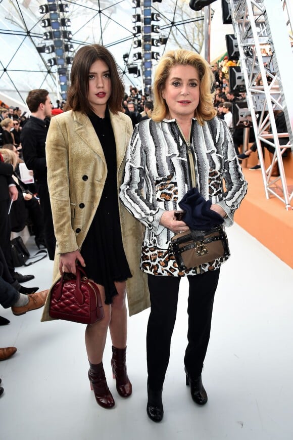 Adèle Exarchopoulos et Catherine Deneuve assistent au défilé Louis Vuitton automne-hiver 2015-2016 à la Fondation Louis Vuitton. Paris, le 11 mars 2015.
